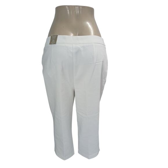 Chico's Staight Leg Capri/ NWT/ Slimming Pants//White/1.5 (M) - Picture 2 of 9